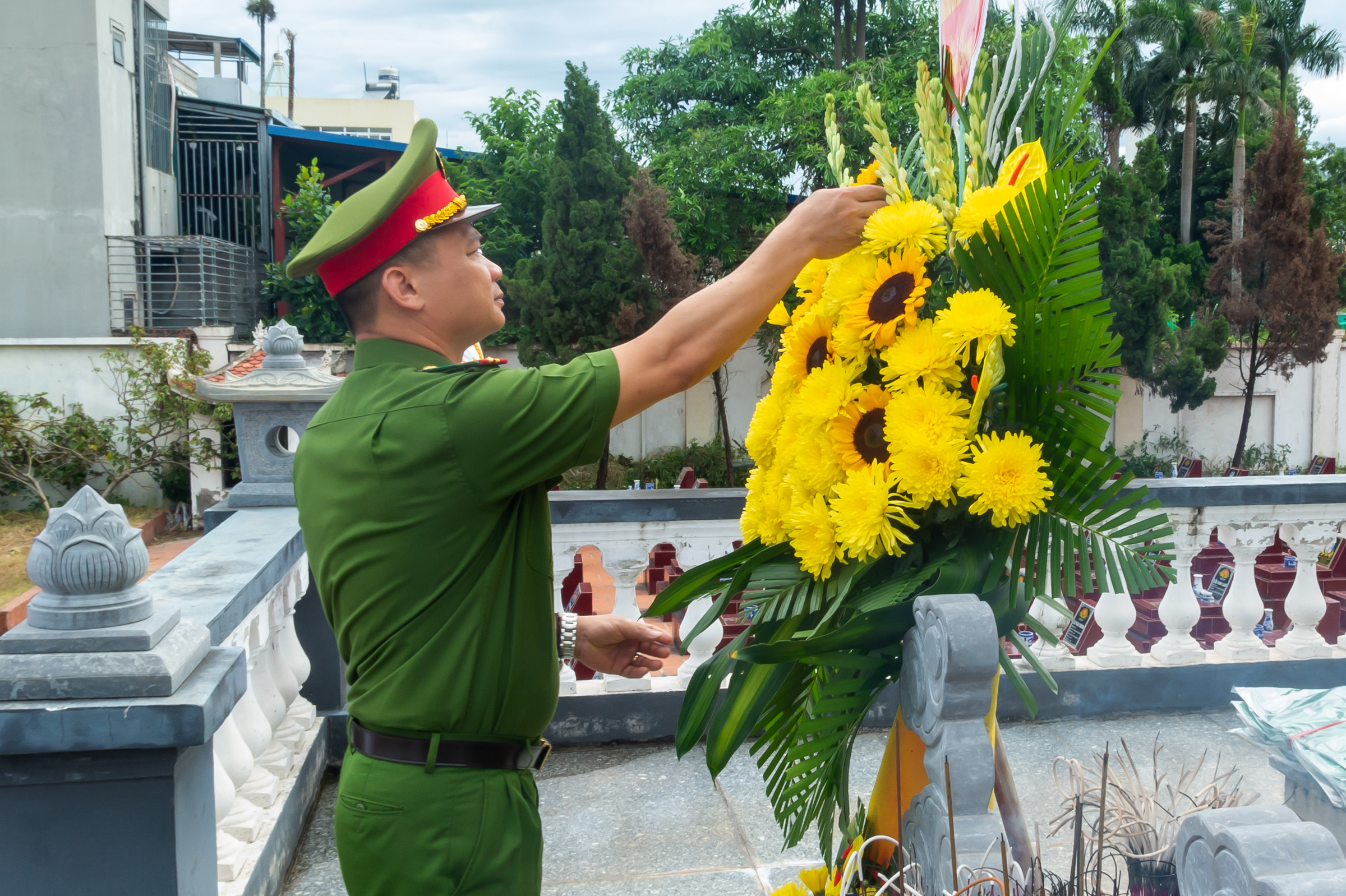 Phòng Cảnh sát cơ động dâng hương kỷ niệm 78 năm ngày thương binh, liệt sĩ